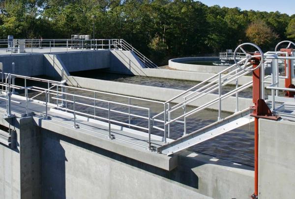 Large concrete water storage containers at Glynn County 水 Pollution Control Plant